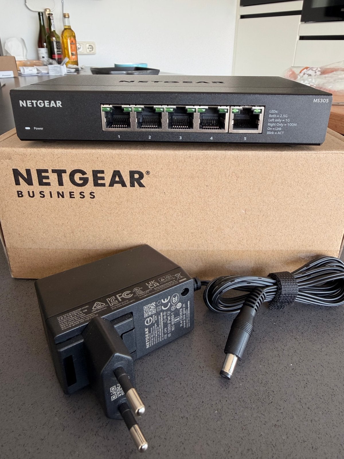 Netgear MS305 2.5Gb Unmanaged Switch - Nieuwstaat, Computers en Software, Ophalen of Verzenden, Zo goed als nieuw