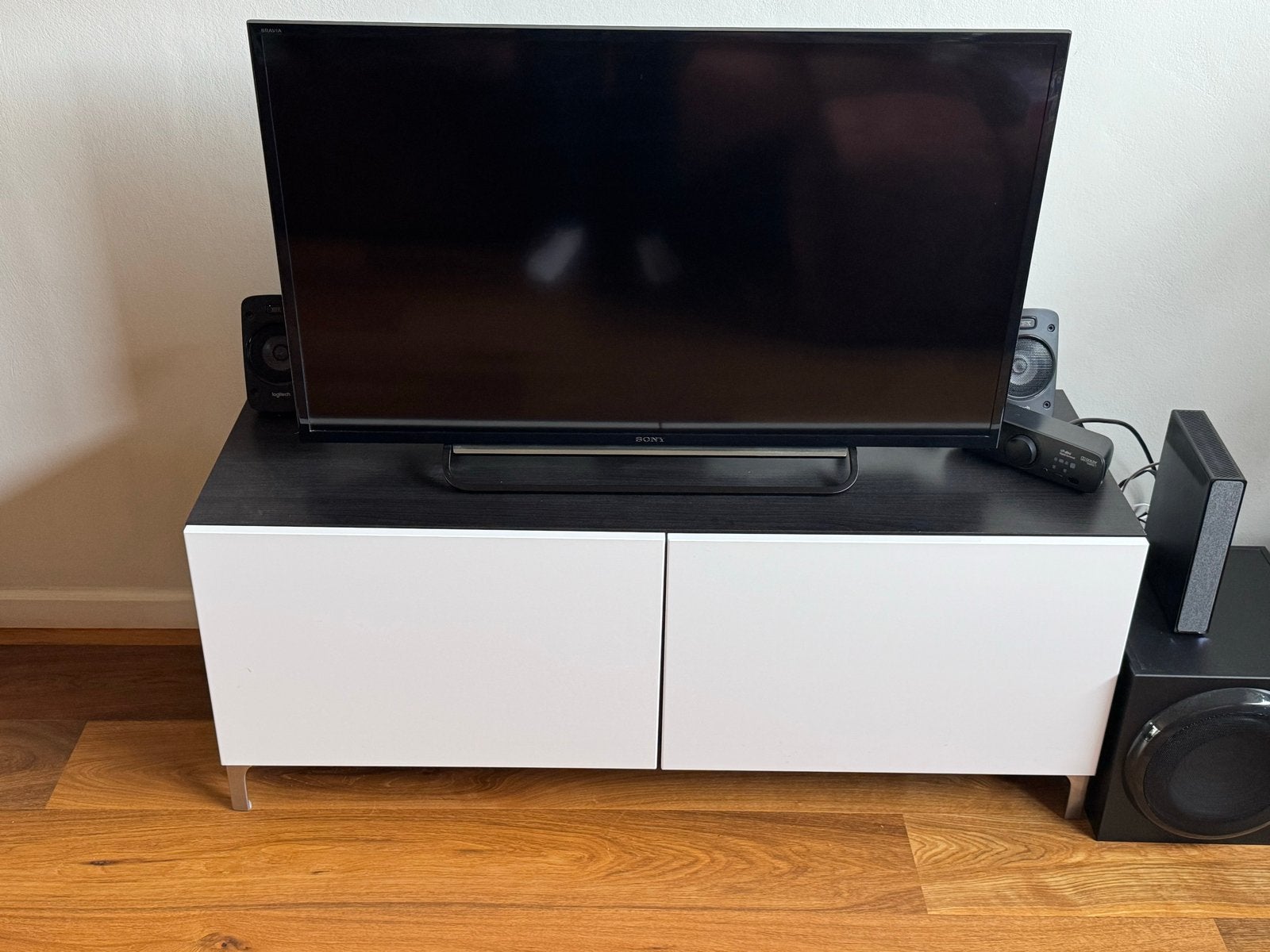 IKEA BESTÅ TV-meubel zwartbruin met witte deuren, 100 tot 150 cm, Ophalen of Verzenden, Zo goed als nieuw, Minder dan 100 cm
