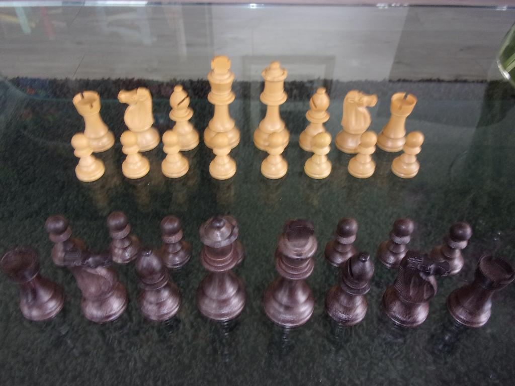 Oude SCHAAKSTUKKEN, vilt aan onderzijde, hoogte koning 8½ cm, Een of twee spelers, Ophalen of Verzenden, Gebruikt