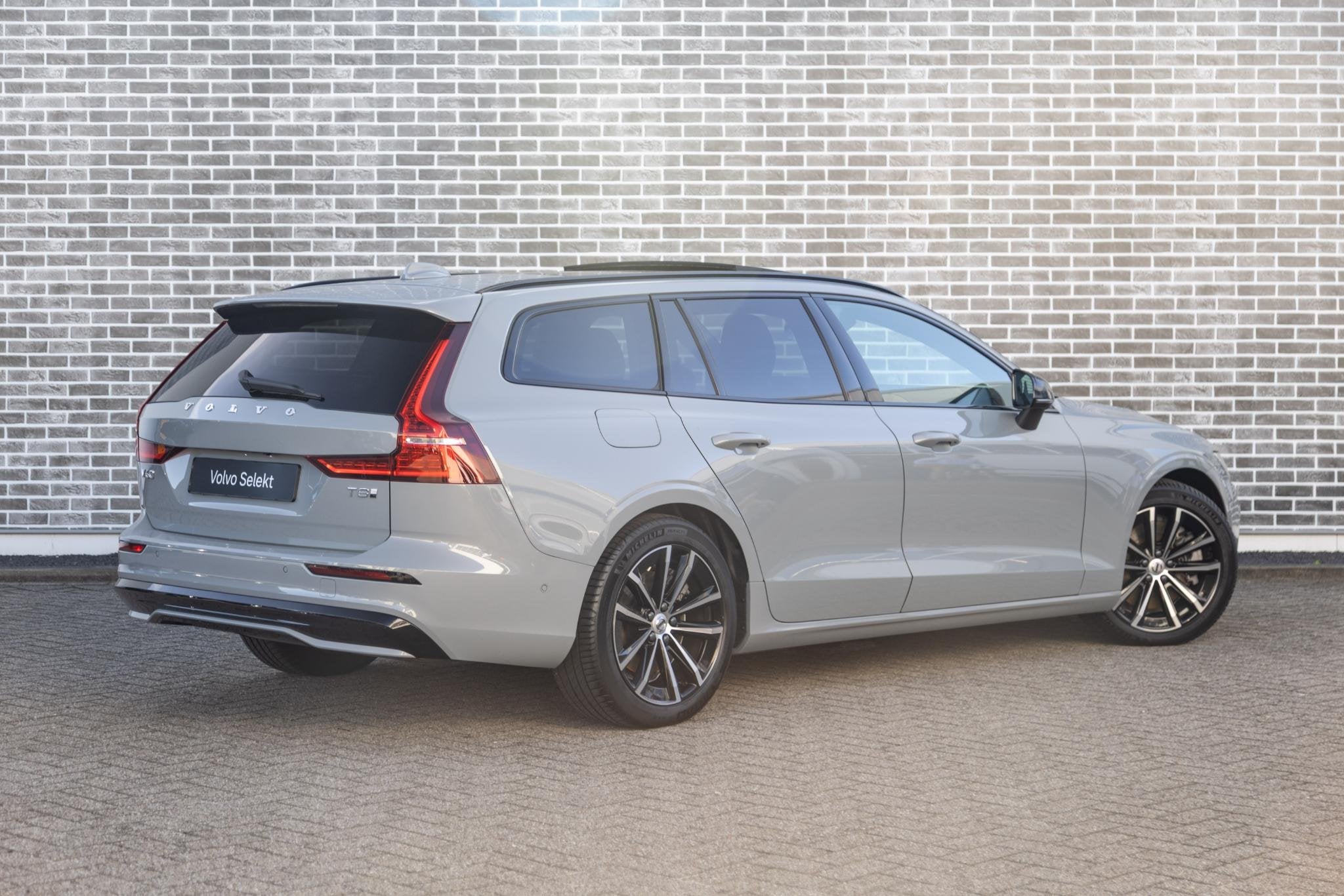 Volvo V60 2.0 T8 Plug-in Hybrid AWD Plus Dark | PHEV Long Ra, Auto's, Stof, Gebruikt, Euro 6, 4 cilinders