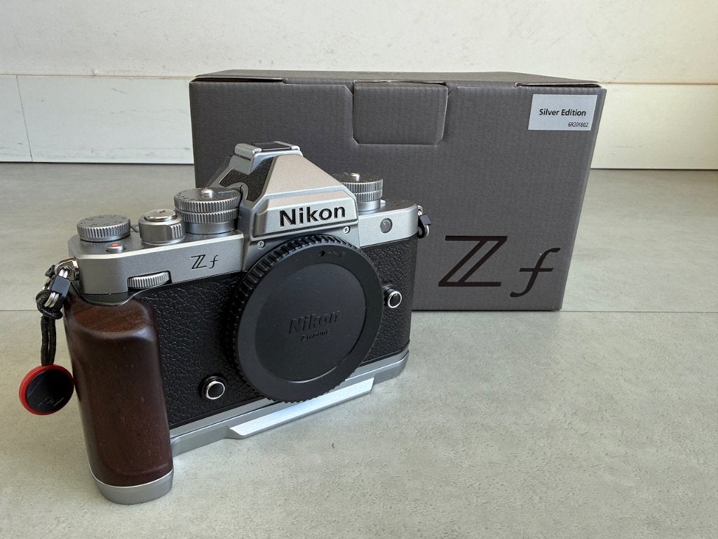 Nikon Zf Silver (1604 clicks - nieuwstaat) 5 jr garantie, Audio, Tv en Foto, Fotocamera's Digitaal, Bluetooth, Screenprotector