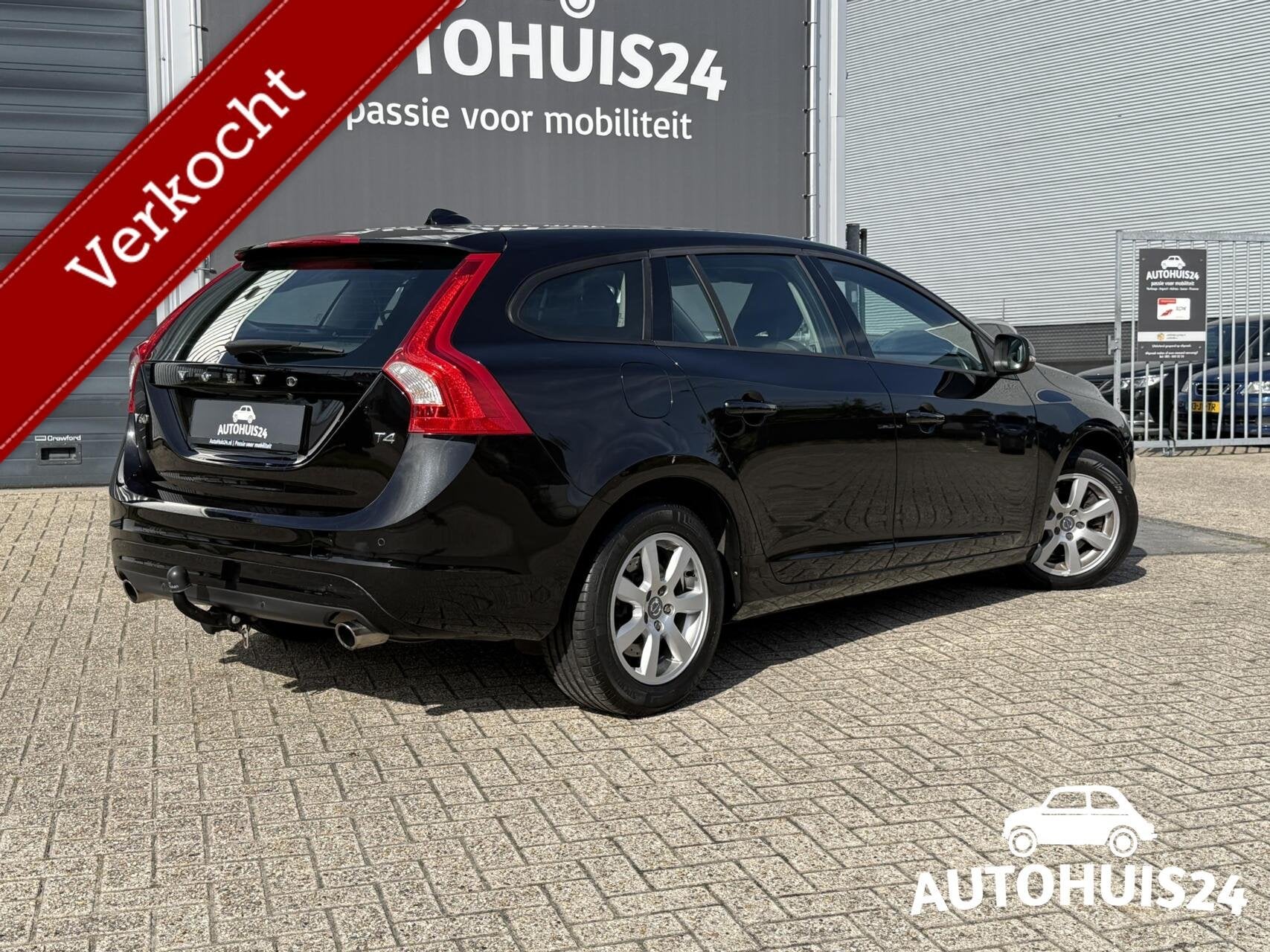 Volvo V60 2.0 T4 190pk Automaat bj2016 Xenon|Navi|Trekhaak|G, Gebruikt, Leder en Stof, Zwart, 1600 kg