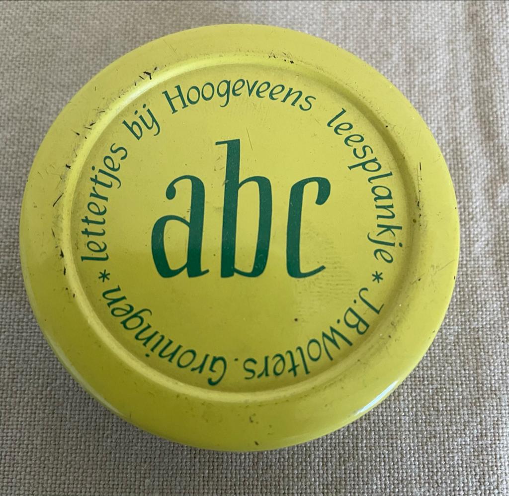 Blikje Hoogeveens leesplankje letters J.B. Wolters Groningen, Ophalen of Verzenden, Gebruikt