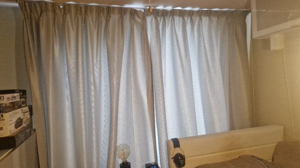 2 Zilver-grijze verduisterende gordijnen, Huis en Inrichting, Stoffering | Gordijnen en Lamellen, Overige materialen, Gebruikt