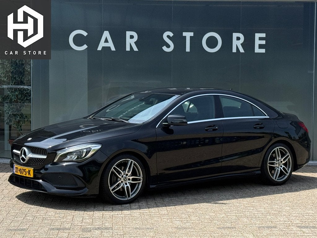Mercedes-Benz CLA-klasse 180 AMG Line Navi|Camera|Dealer Ond, Auto's, Mercedes-Benz, 4 cilinders, 715 kg, Leder en Stof, Sedan