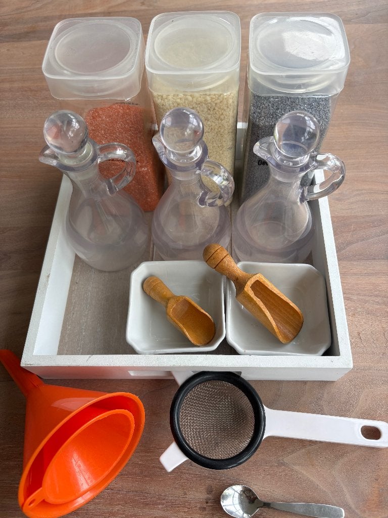 educatief: Montessori zeef en schenkwerkje op dienblad, Ophalen of Verzenden, Gebruikt, Ontdekken