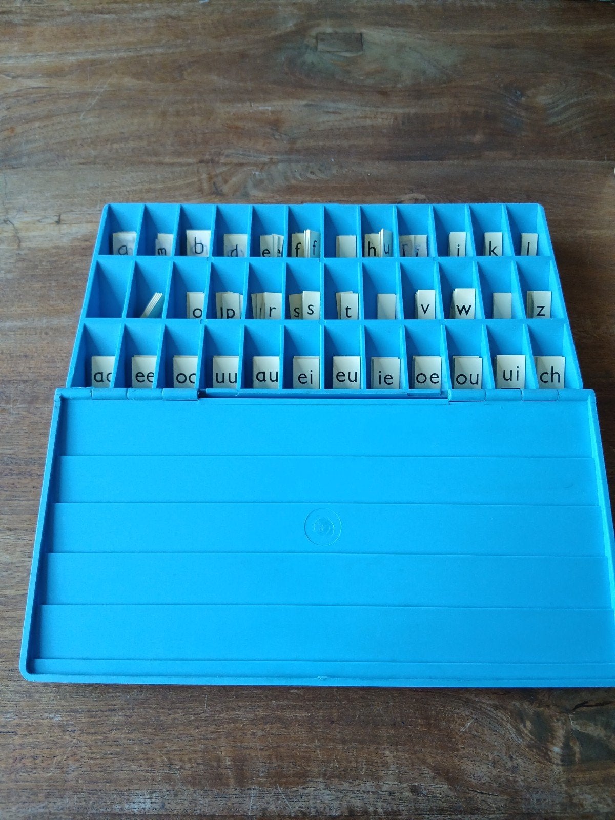 Blauwe letterbak om te leren lezen en spellen, Kinderen en Baby's, Ophalen of Verzenden, Gebruikt, Taal en Lezen