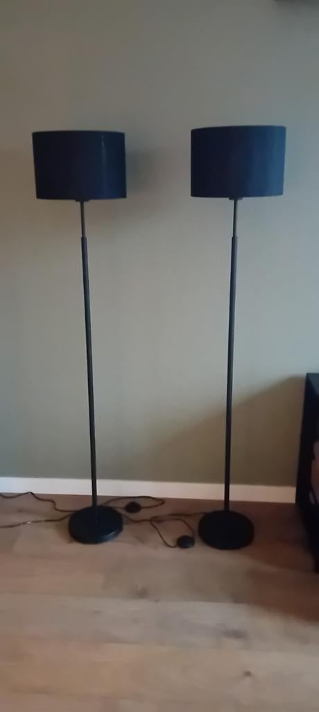 Zwarte vloerlampen met gouden binnenrand (set van 2), Huis en Inrichting, Lampen | Vloerlampen, Ophalen, Modern, Industrieel, Sfeervol