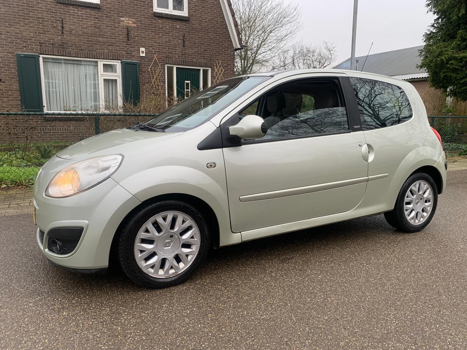 Renault Twingo 1.2-16V Initiale (bj 2008, automaat), Twingo, Gebruikt, 31 €/maand, 4 cilinders
