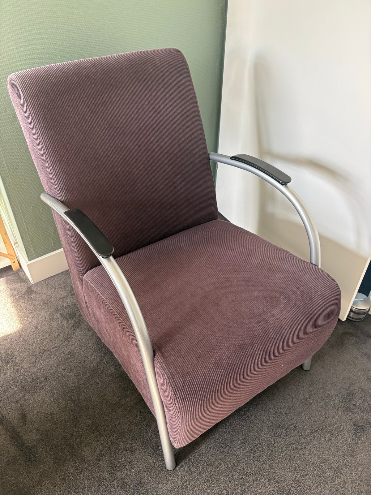 Comfortabele zwarte fauteuil met metalen armleuningen, Ophalen, Gebruikt, 75 tot 100 cm, Stof