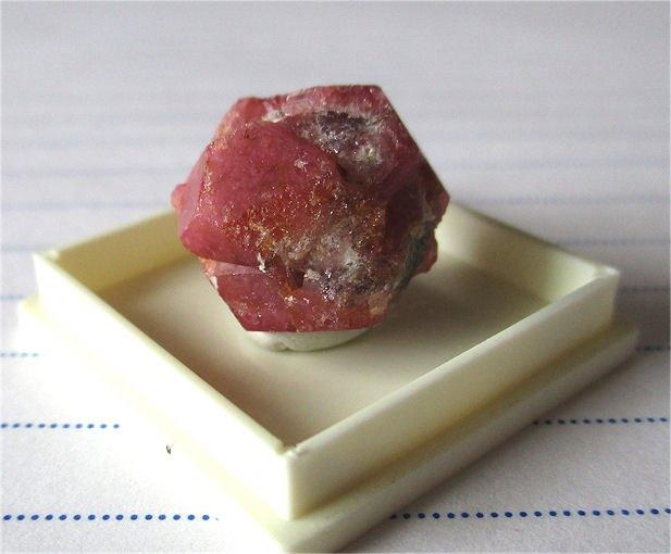 Granaat - Grosslulaar met pyriet - bolletje, Ophalen of Verzenden, Mineraal