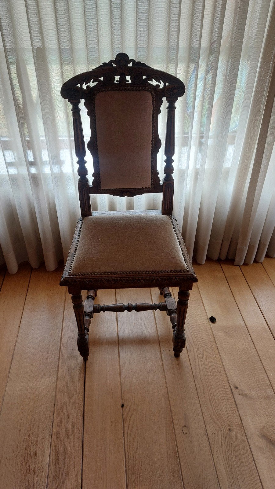 Antieke stoel met houtsnijwerk en stoffen bekleding, Ophalen