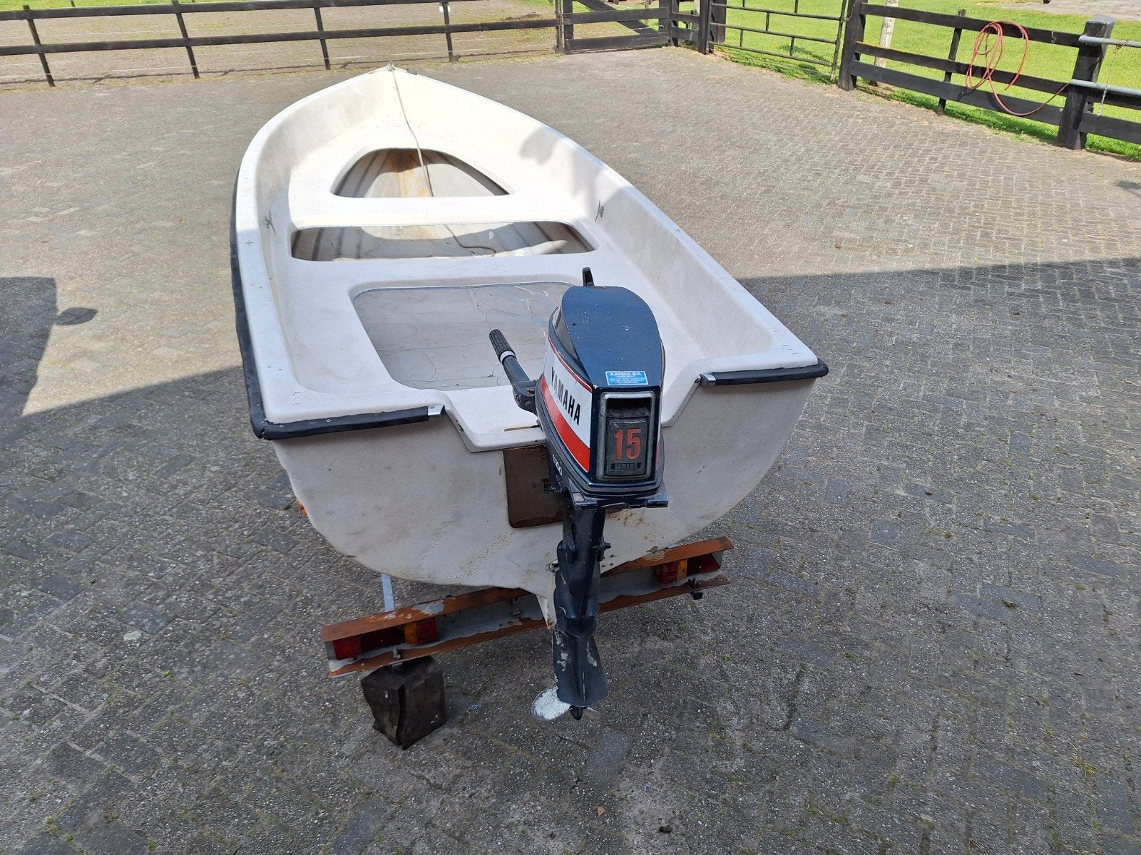 Stabiele polyester boot met Yamaha 15pk buitenboordmotor, Watersport en Boten, Motorboten en Motorjachten, Gebruikt, Polyester