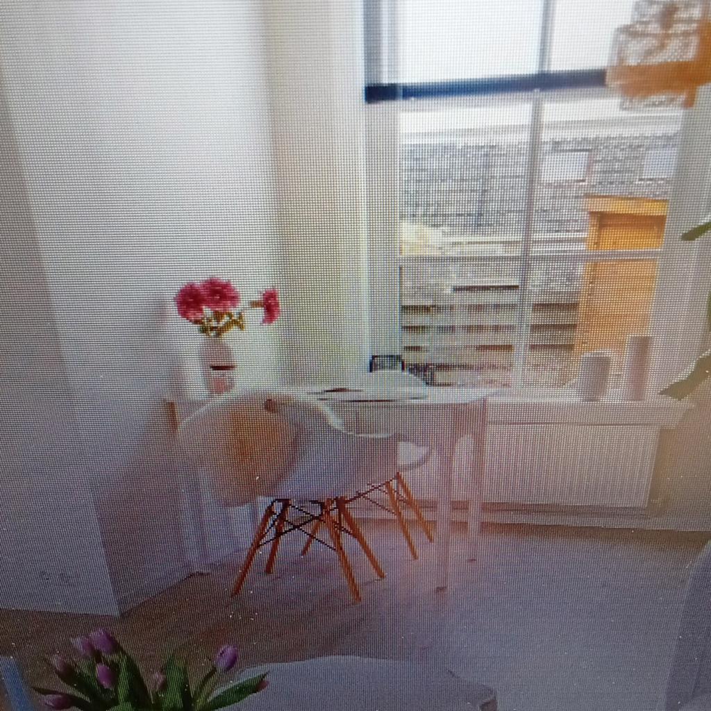 Kleine grenen geverfde tafel met twee stoelen.