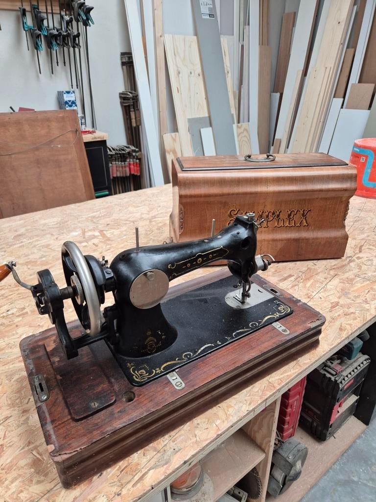 Simplex naaimachine met houten kap, Antiek en Kunst, Antiek | Naaimachines, Ophalen of Verzenden