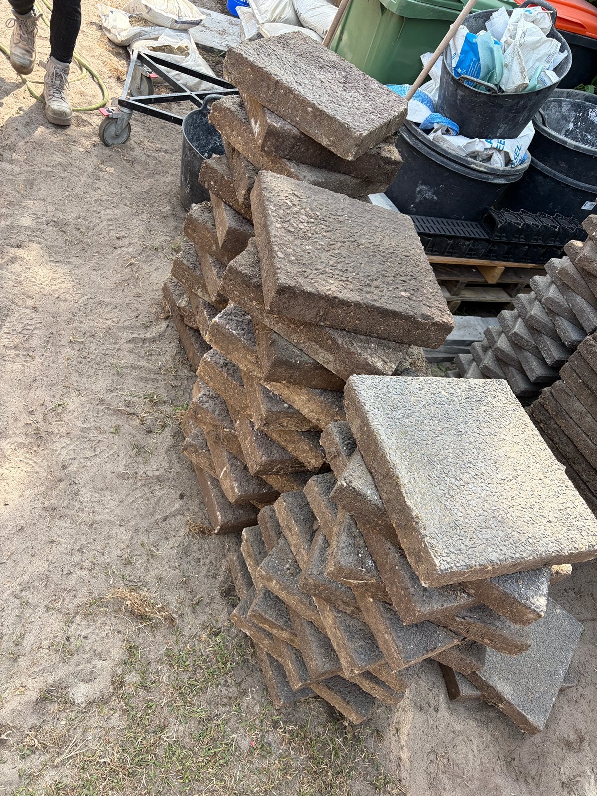 Gratis 23 rode + 15 blauw/grijze grindtegel 40x40 cm, Tuin en Terras, Ophalen, Gebruikt, 5 tot 10 m², Grind