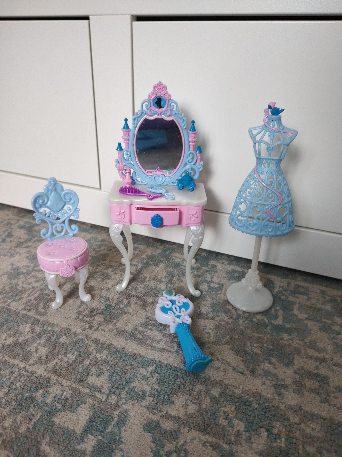Barbie Assepoester met accessoires, Kinderen en Baby's, Speelgoed | Poppen, Ophalen of Verzenden, Gebruikt, Barbie