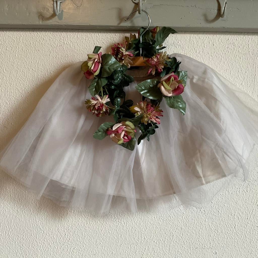 Grijze tutu en bloemenkrans *tres jolie Duiven*, Antiek en Kunst, Verzenden