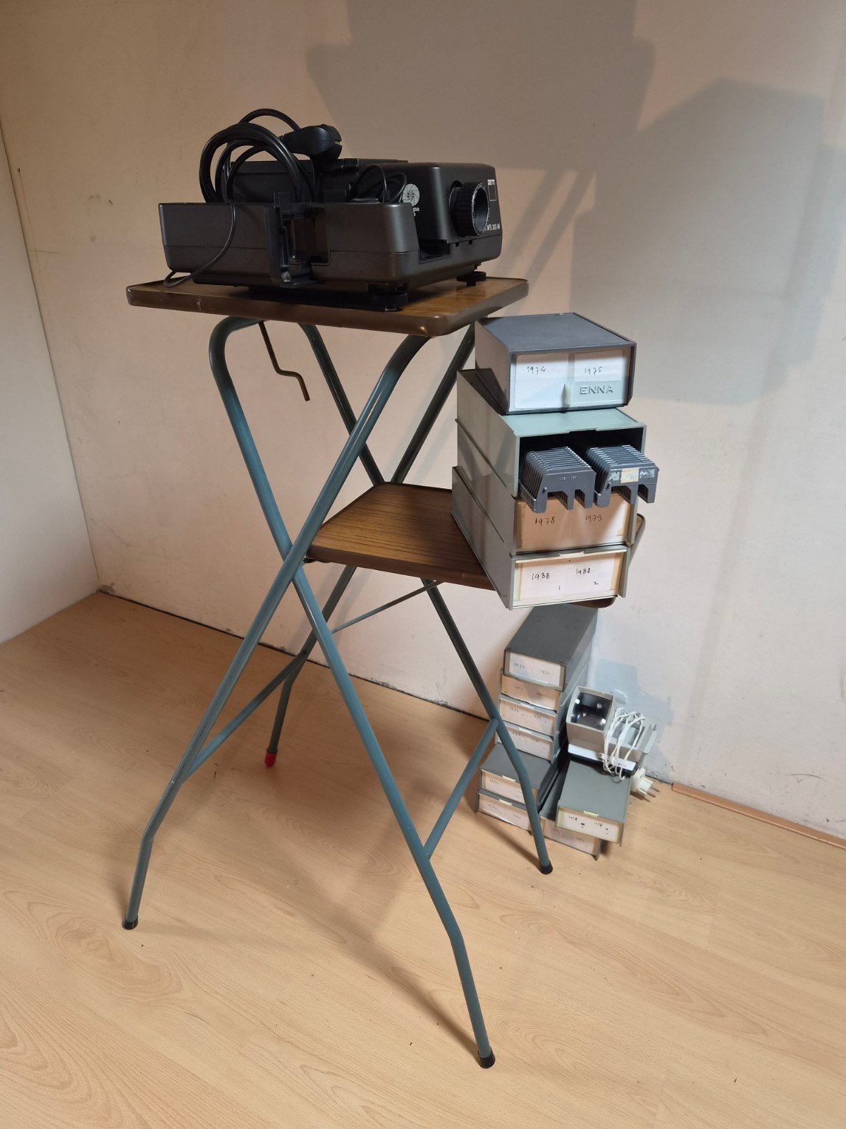Diaprojector Zett Unimat AFS 300 AV met tafel en dozen, Ophalen