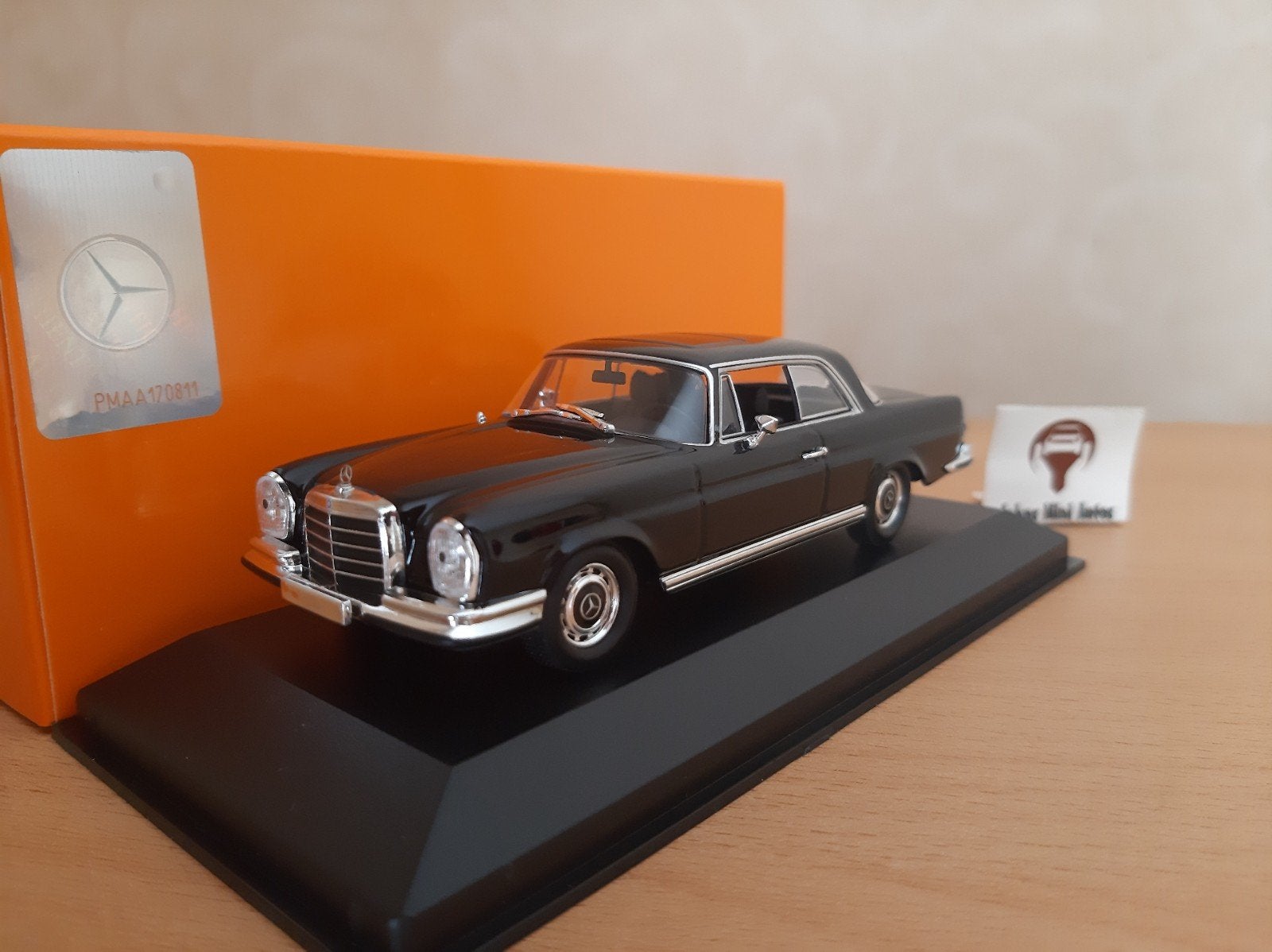 Foto 8 van Mercedes Benz 280SE 3.5 Coupe 1970 zwart van Maxichamps 1:43