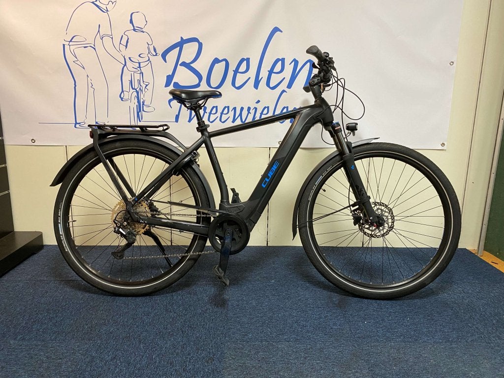 Cube Kathmandu Hybrid Pro 625W 28/ 54cm black/blue Bosch, Versnellingen, Zo goed als nieuw, Info@cube-bikes.nl, Ganzenmarkt 2