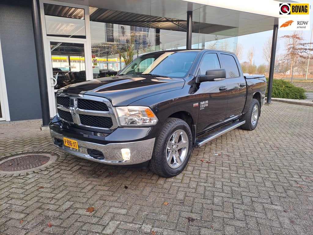 Dodge Ram 1500 5.7 V8 4x4 Crew Cab, Auto's, Dodge, Stof, Gebruikt, Zwart, Origineel Nederlands
