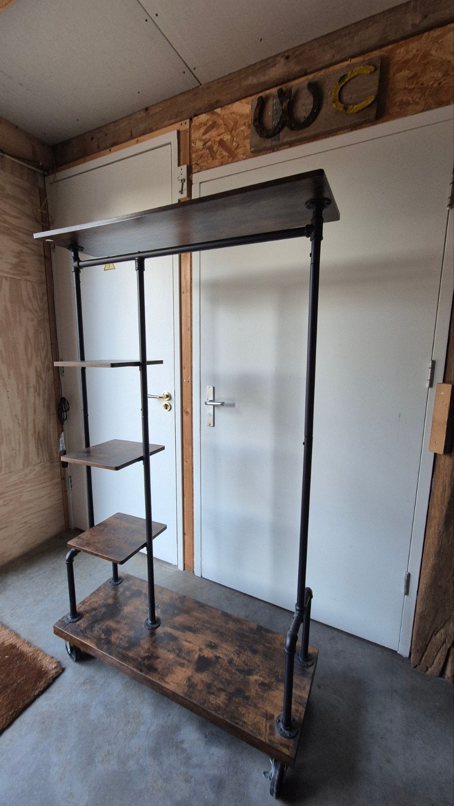 Kledingrek met planken en wielen - Industrieel design, Gebruikt, 100 tot 150 cm, Met plank(en), 25 tot 50 cm
