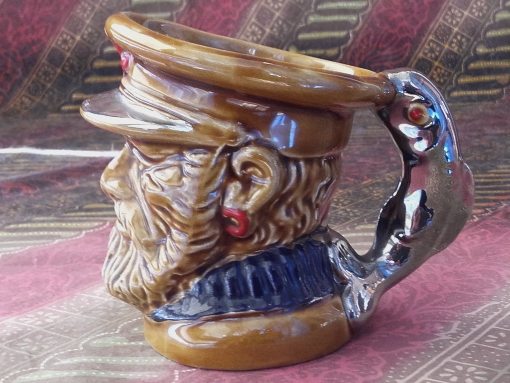 Mooie oude Nelson Toby jug uit Engeland als een visser 9 cm.