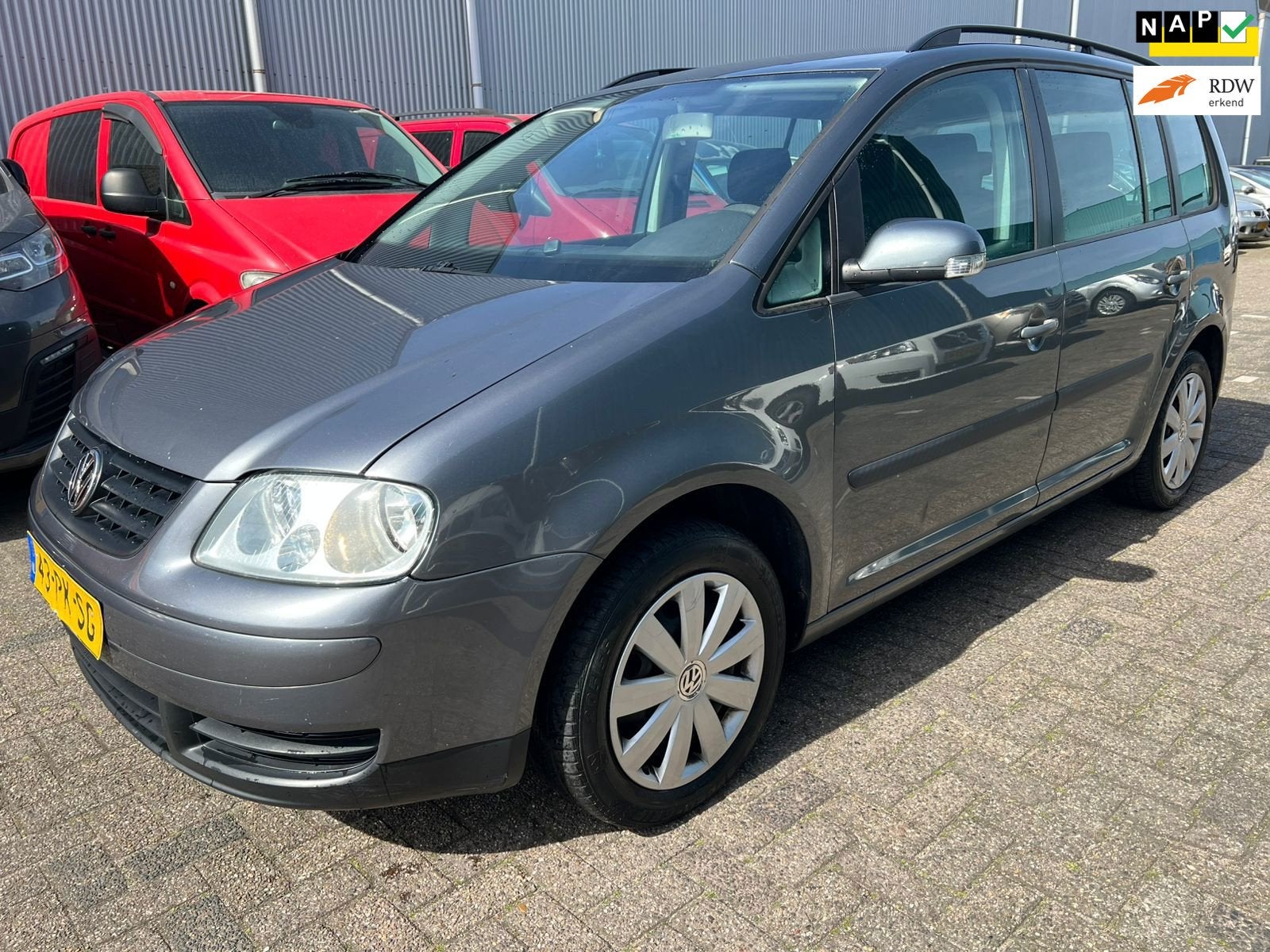 Volkswagen Touran 1.6-16V FSI Athene, Gebruikt, 4 cilinders, Origineel Nederlands, Electronic Stability Program (ESP)