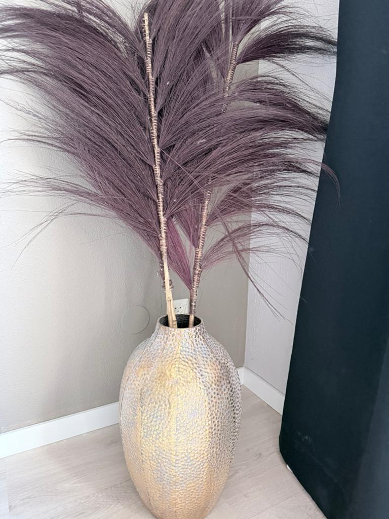 Grote gouden vaas met paarse pluimen, Huis en Inrichting, Woonaccessoires | Vazen, Zo goed als nieuw, Overige kleuren, 75 cm of meer