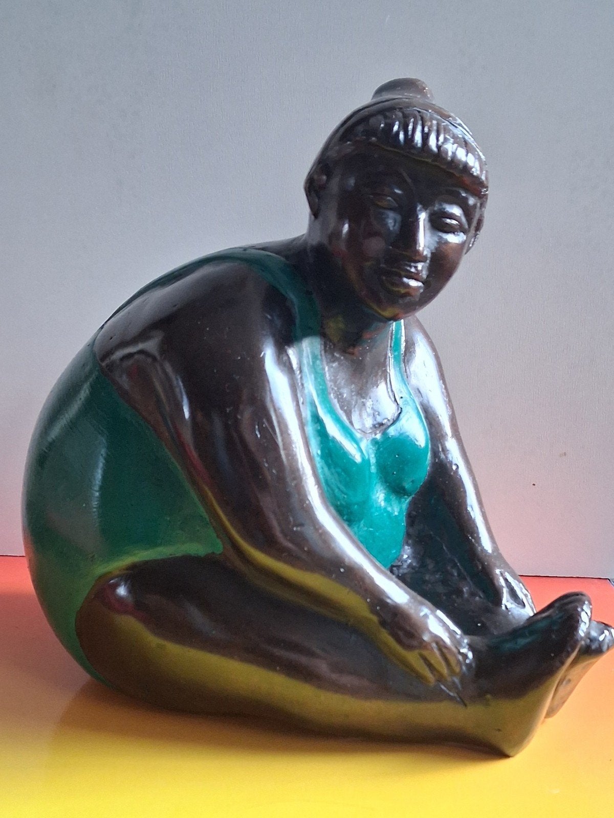 DIKKE DAME. Brons. Koud geschilderd.  18 cm., Ophalen
