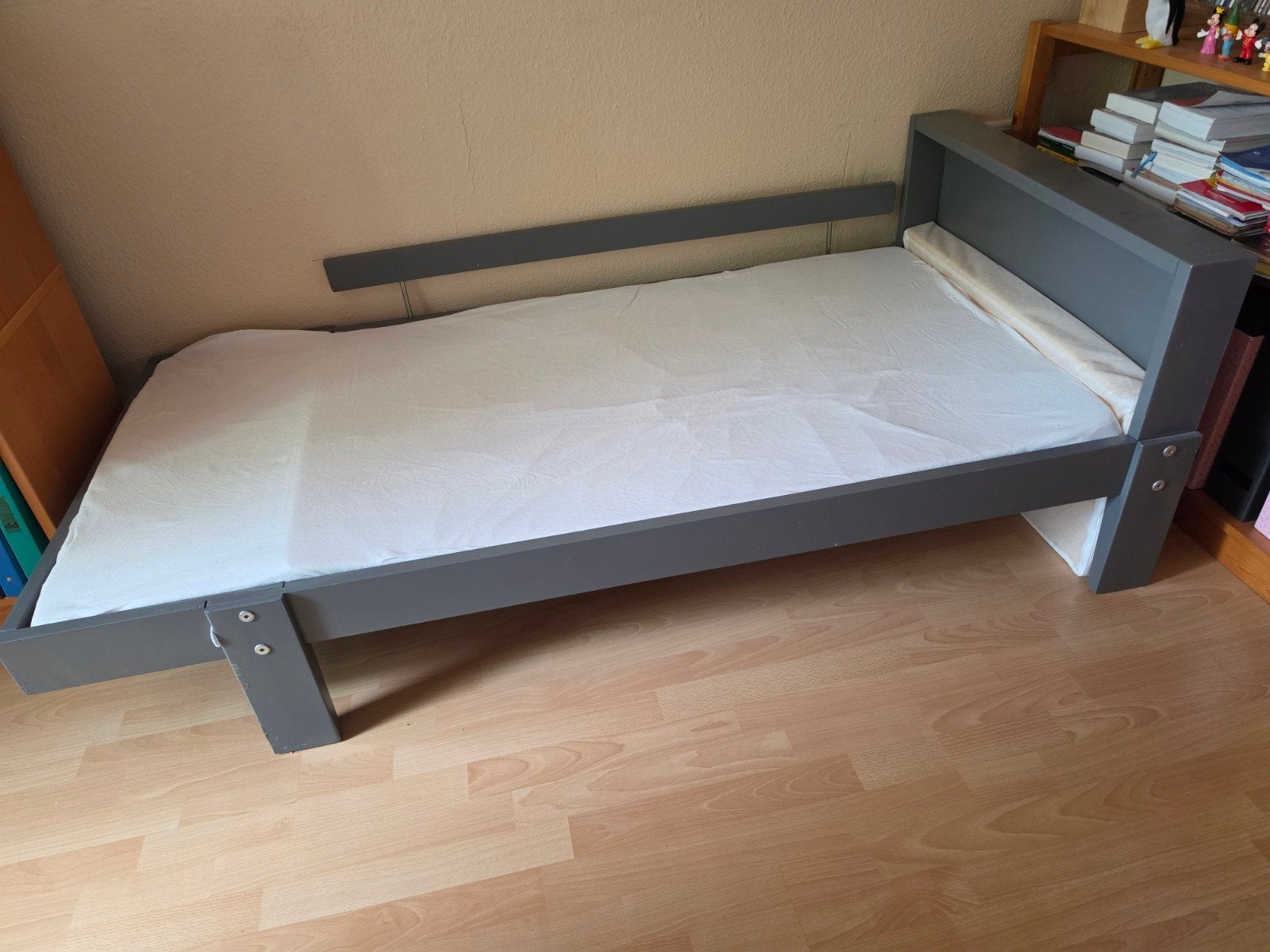 Grijs meegroeibed met lattenbodem, Huis en Inrichting, Slaapkamer | Bedden, Gebruikt, 90 cm, Eenpersoons, Ophalen of Verzenden