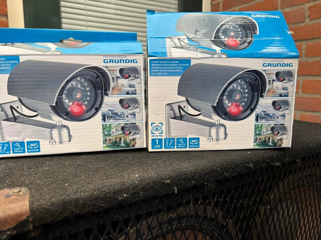 Grundig Dummy Beveiligingscamera met LED - Nieuw in doos, Ophalen, Zo goed als nieuw, Buitencamera