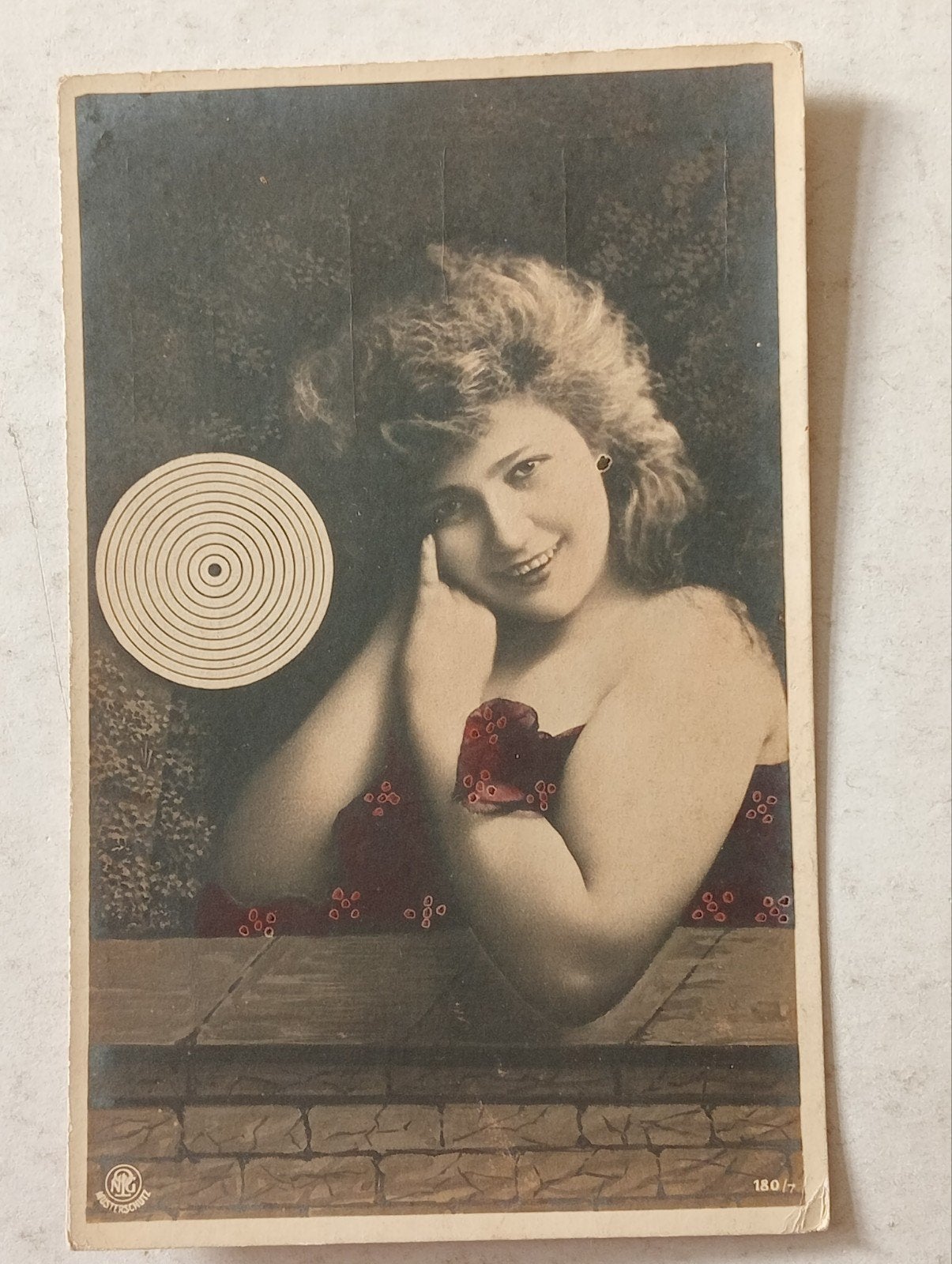Vintage Ansichtkaart: Vrouw met Hypnotiserende Spiraal, Ophalen of Verzenden, Voor 1920, Ongelopen