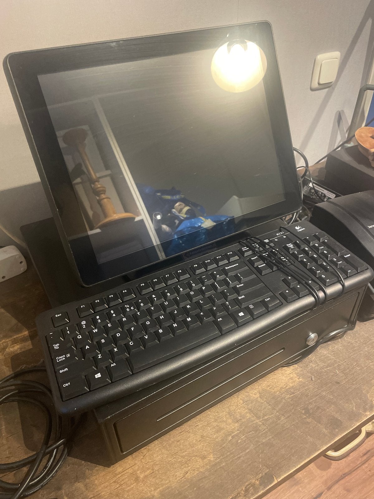 Oud kassasysteem met touchscreen en bonnenprinter, Ophalen