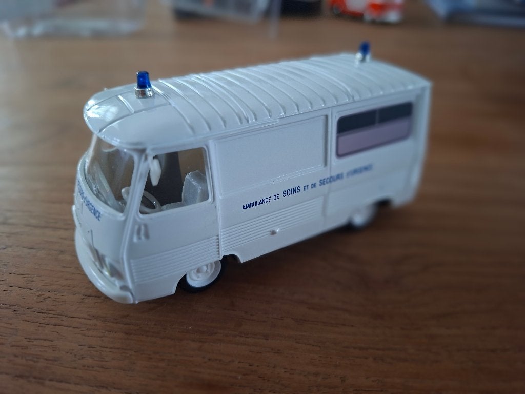 peugeot j7 ambulance plastic model norev. NIEUW, Ophalen of Verzenden, Nieuw, Auto, Norev