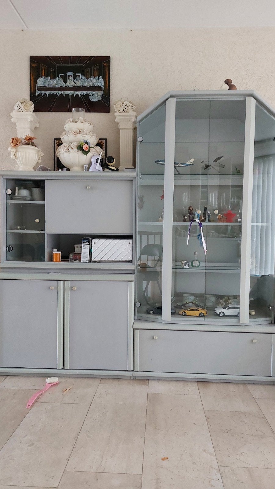 Vitrine Kast 178 hoog, 90 breed,  48 diep
Kast ernaas, Ophalen, 25 tot 50 cm, 50 tot 100 cm, 150 tot 200 cm