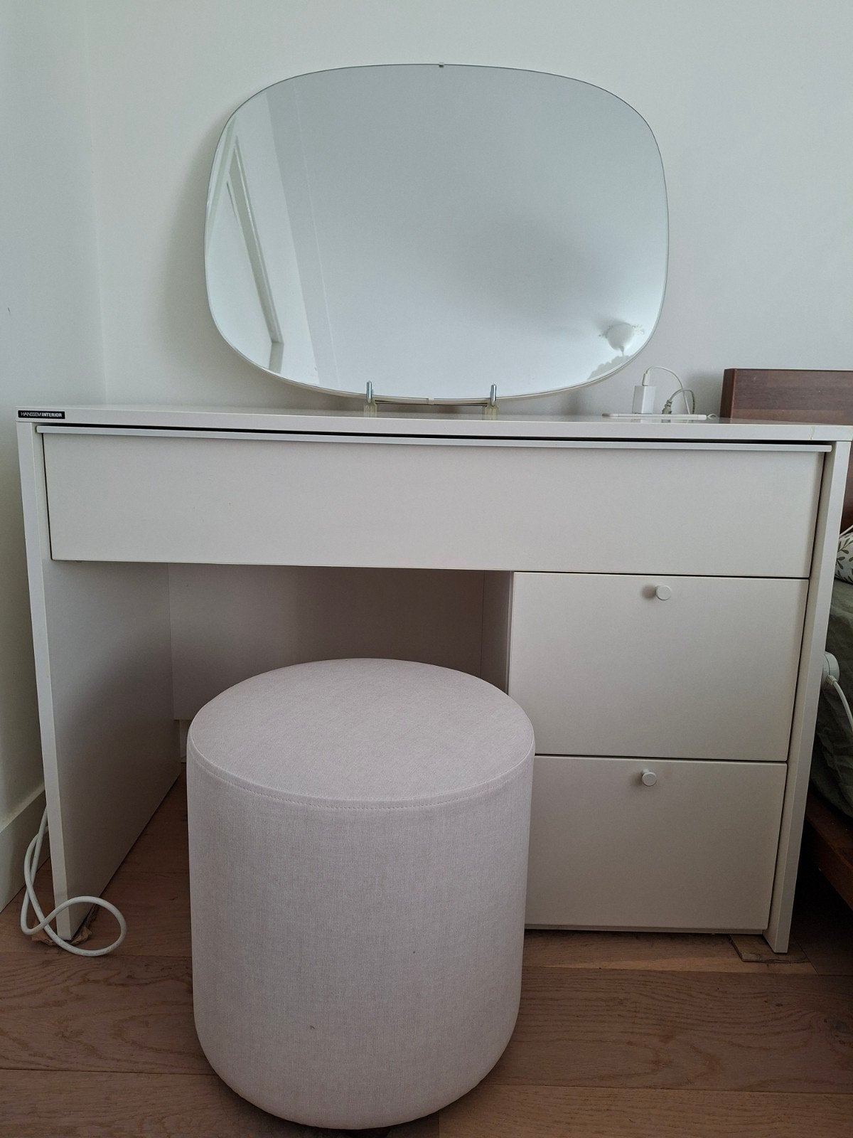 Beautiful Vanity Table Set with Mirror and Stool, Huis en Inrichting, Tafels | Kaptafels, Zo goed als nieuw, Minder dan 100 cm