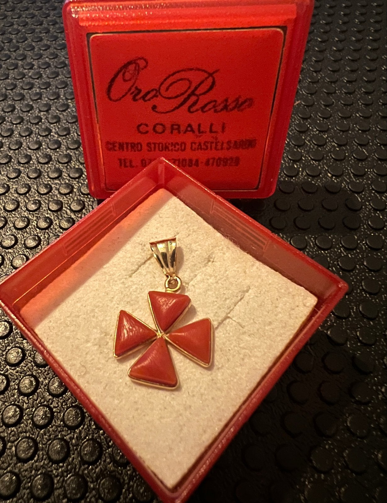 Oro Rosso originele 18 karaat gouden hanger met rood koraal, Gebruikt, Overige voorstellingen, Ophalen of Verzenden, Rood