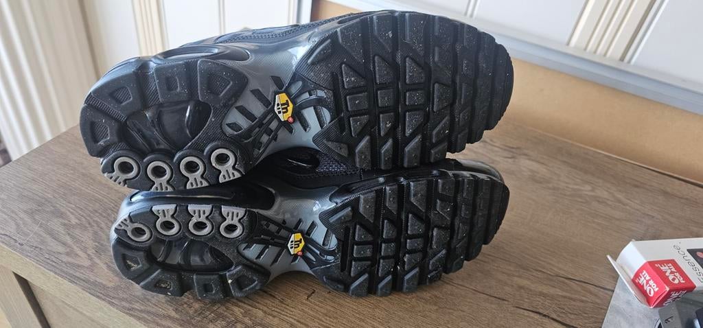 Nike Air Max Plus TN 'Paris' Sneakers - Maat 43 (42), Kleding | Heren, Schoenen, Zwart, Nike, Ophalen of Verzenden, Sneakers of Gympen
