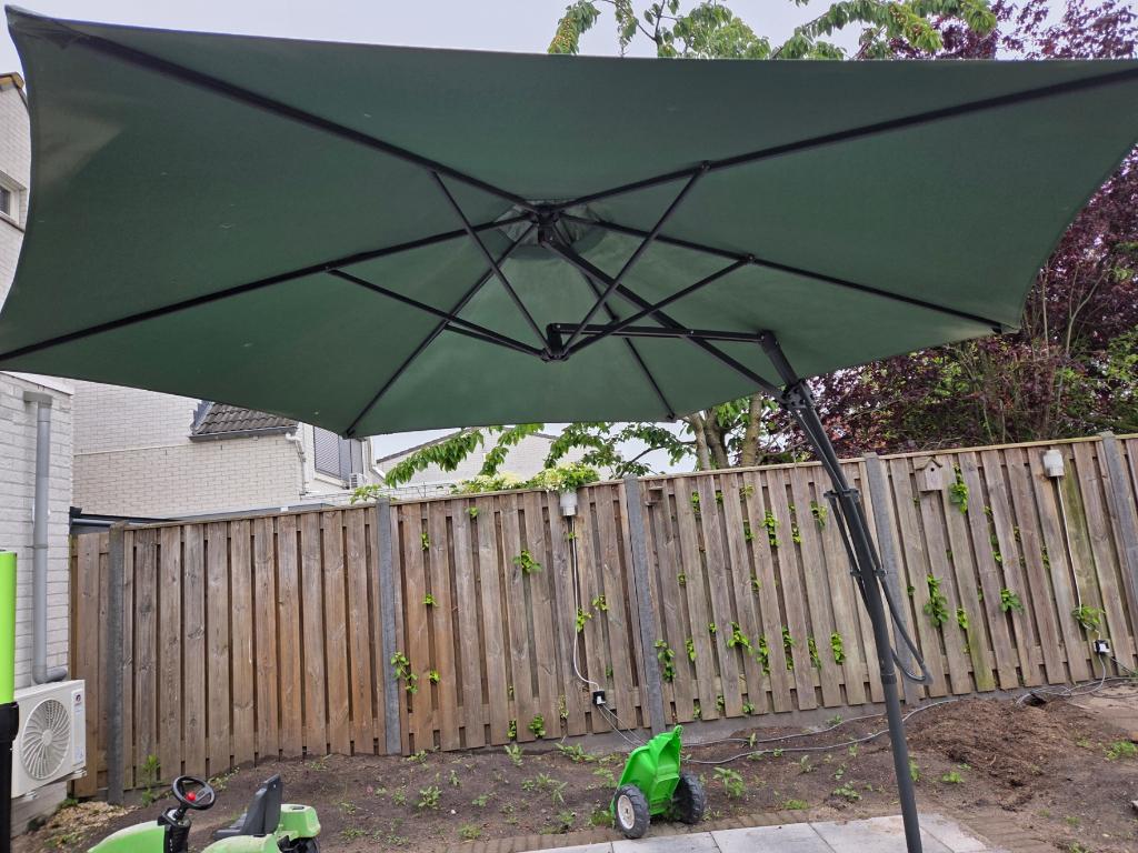 parasol te openen met schuif systeem-doek wel wat verkleurd, Ophalen, Verstelbaar, Gebruikt, 2 tot 3 meter