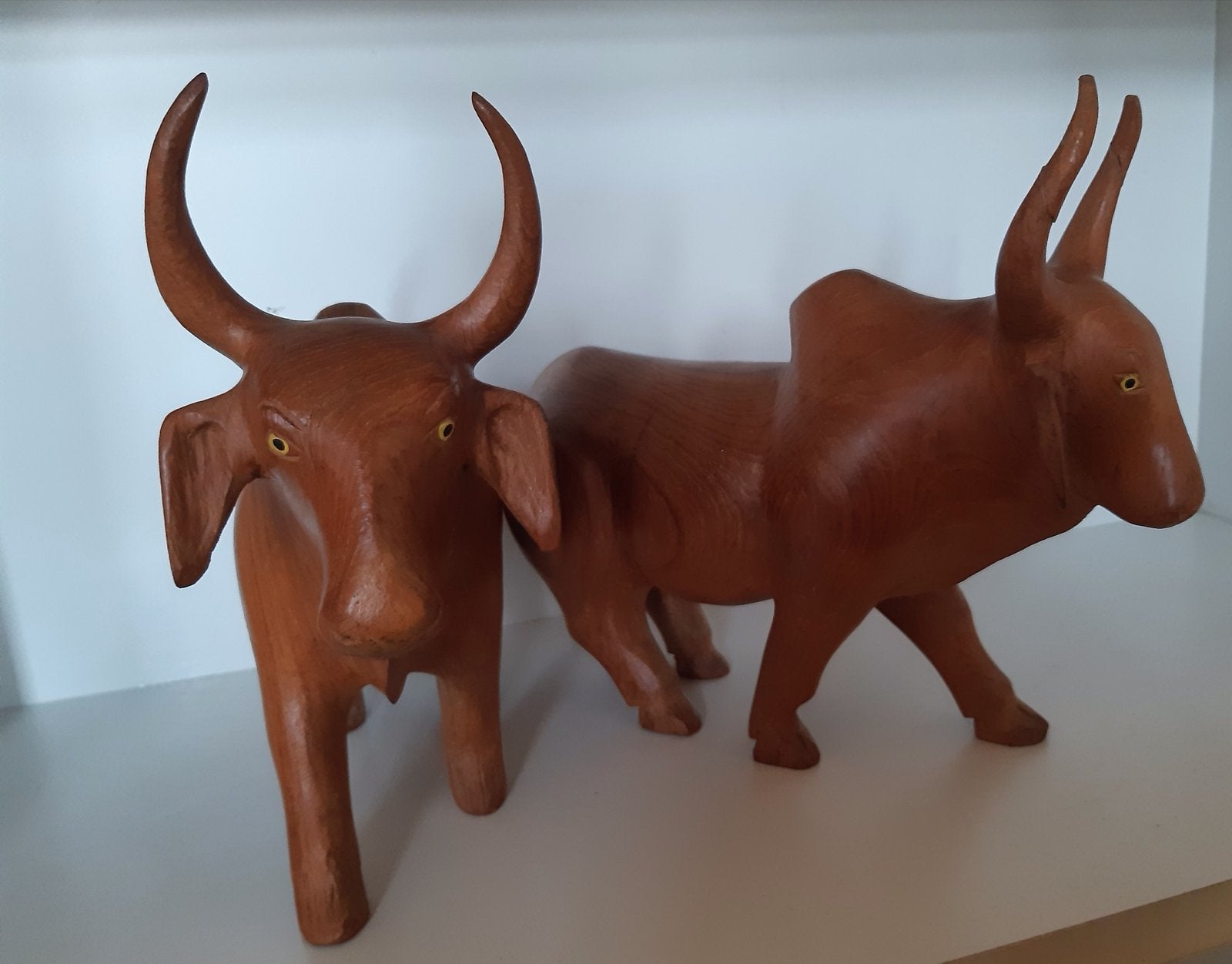 Uniek koppel vintage houten stieren - spiegelbeeld gesneden, Antiek en Kunst, Kunst | Beelden en Houtsnijwerken, Houtsnijwerk