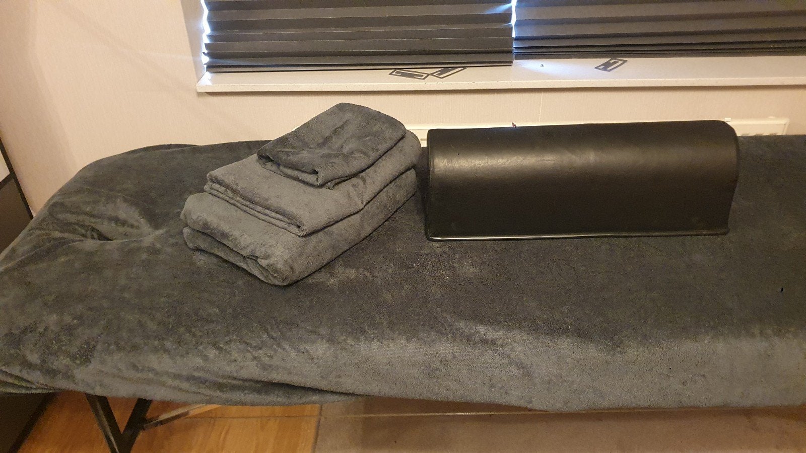massagetafel hoes en handdoeken en Halfrol( knierol), Ophalen, Gebruikt, Massagetafel