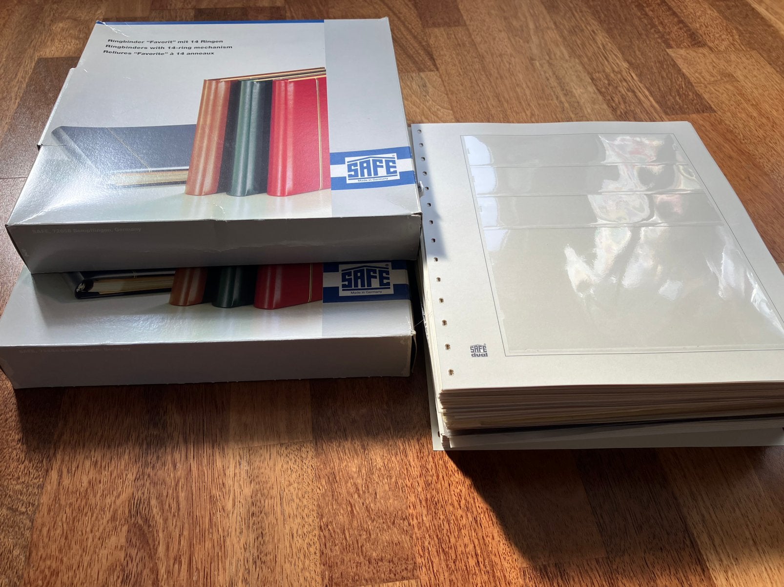 2 SAFE albums + stapel bladen, Postzegels en Munten, Postzegels | Toebehoren, Ophalen of Verzenden, Verzamelalbum