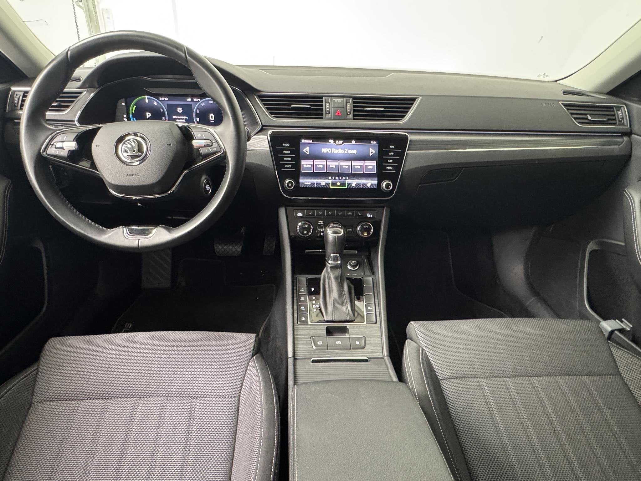 Skoda Superb Combi 1.4 TSI iV Business Edition Plus | Naviga, Auto's, Skoda, Stof, Gebruikt, 4 cilinders, Met garantie (alle)