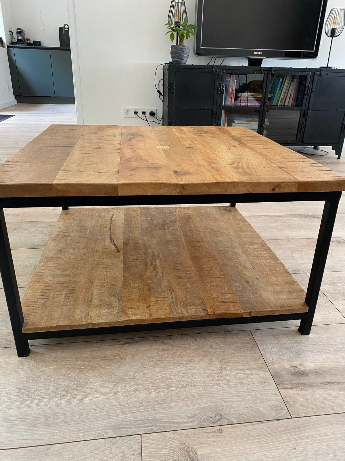 Robuuste salontafel van mangohout met metalen onderstel, Ophalen, Gebruikt, 100 tot 150 cm, Vierkant