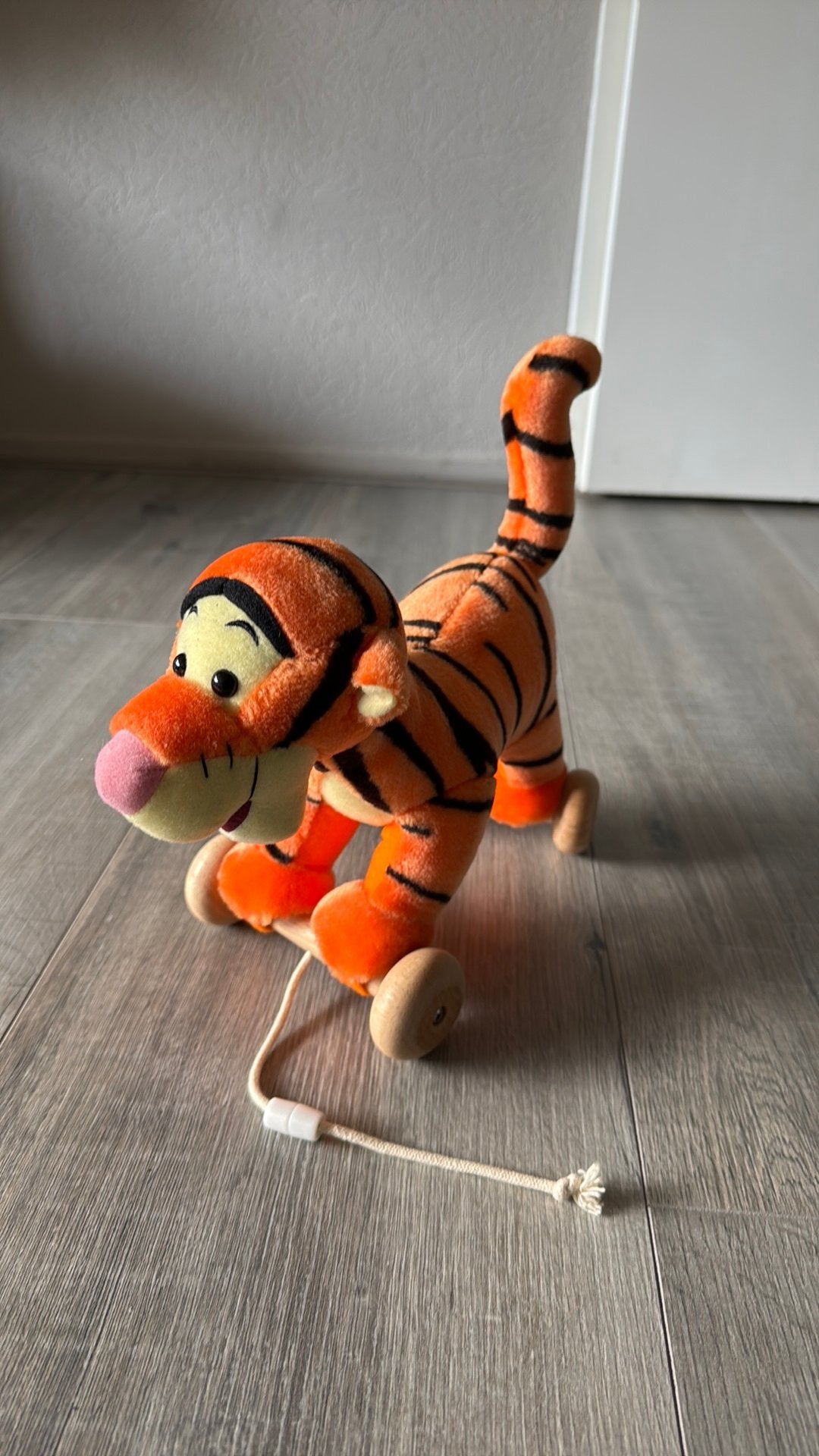 Disney pluche Teigetje trekfiguur op houten wielen, Ophalen of Verzenden, Zo goed als nieuw, Overige typen, Met wieltjes