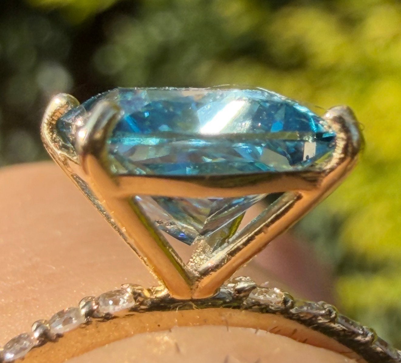 Gouden ring met blauwe VS1 vivid blue diamant, certificaat!, Blauw, Nieuw, Ophalen of Verzenden, 17 tot 18