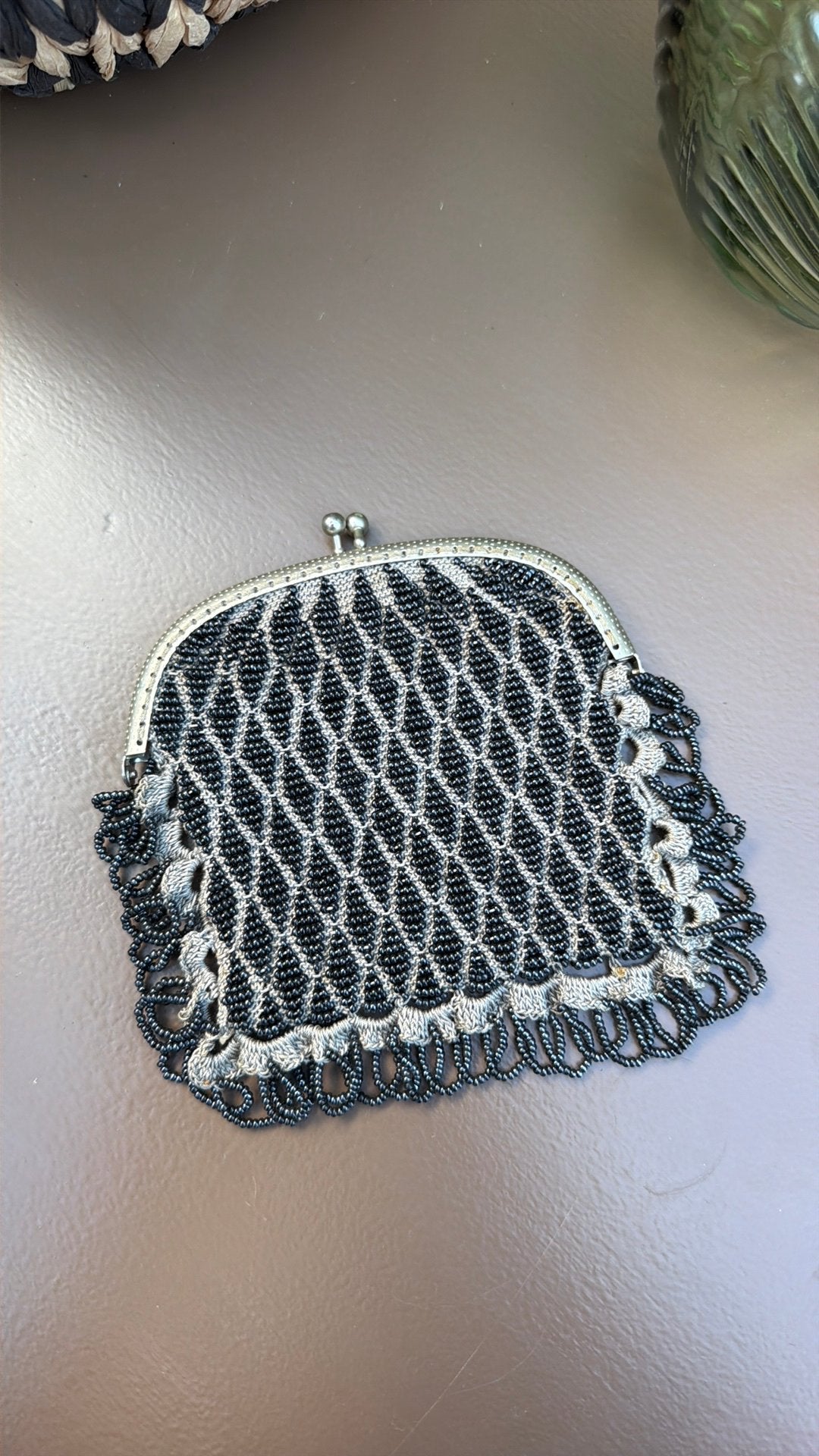 Antiek / Vintage Kralenbeursje – Zwart Gehaakt Beugeltasje, Antiek en Kunst, Ophalen of Verzenden, Dames