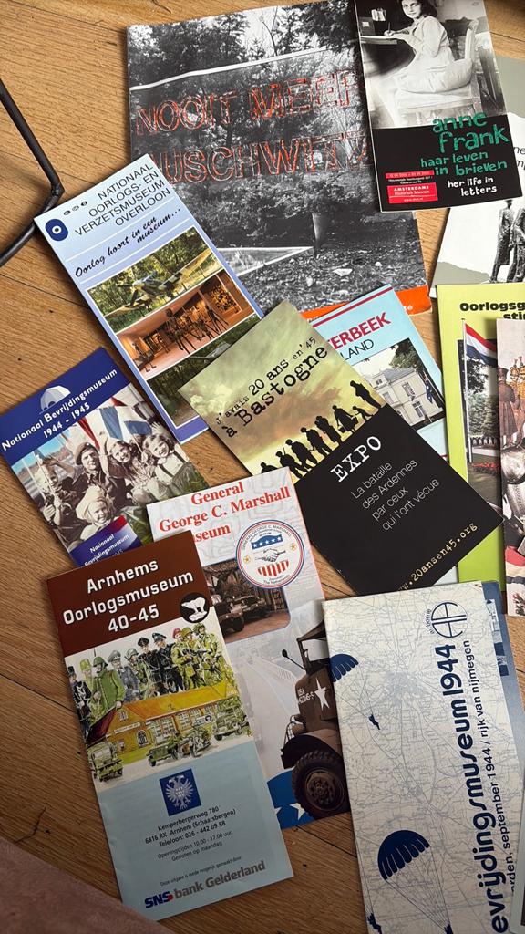 30 verschillende folders over oorlog verzet onderduiken l, Ophalen of Verzenden, Zo goed als nieuw, Overige onderwerpen